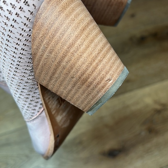 Frye Jennifer Blush Pink Perforated Booties Size 8.5 - Picture 10 of 10